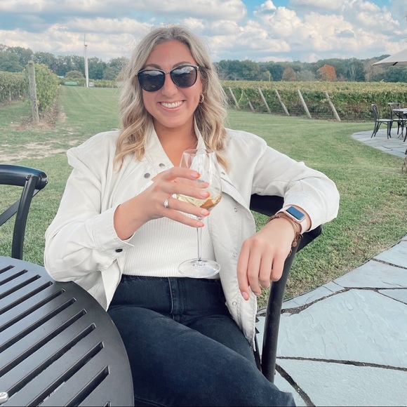 Meet your Posher, Christina - Picture 1 of 5